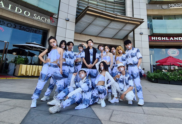 Quang Đăng dẫn học trò oanh tạc gameshow Nhóm nhảy siêu Việt - Ảnh 2. Quang Đăng dẫn học trò oanh tạc gameshow Nhóm nhảy siêu Việt - Ảnh 2.