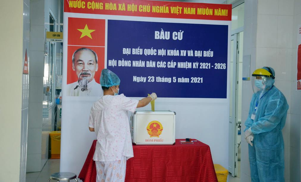 Cử tri Bùi Thị Nga (tỉnh Đồng Tháp) trở về Việt Nam từ Trung Quốc bỏ phiếu bầu cử khi đang được cách ly y tế tại Bệnh viện Sản Nhi Quảng Ninh.