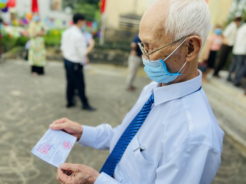 Cử tri cao tuổi TP Hạ Long trân trọng tấm thẻ cử tri đi bầu cử.