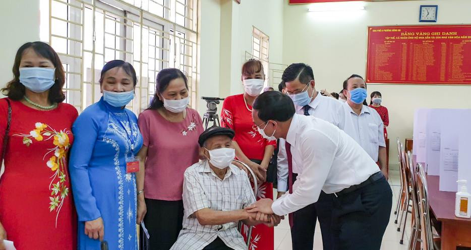 Bí thư Tỉnh uỷ, Chủ tịch HĐND tỉnh Nguyễn Xuân Ký trò chuyện với cử tri 105 tuổi.
