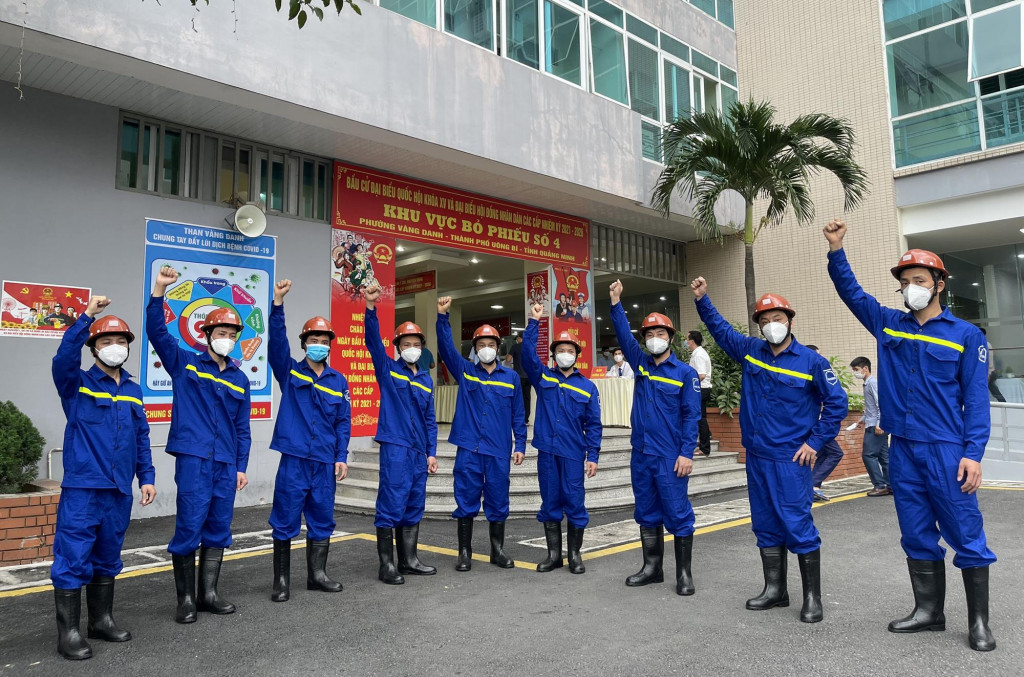 Các cử tri là công nhân Công ty Than Vàng Danh hân hoan, phấn khởi sau khi hoàn thành trọng trách của một cử tri ngày bầu cử.