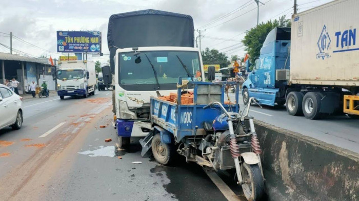 Xe tải tông xe 3 bánh, lái xe 62 tuổi tử vong tại chỗ 1