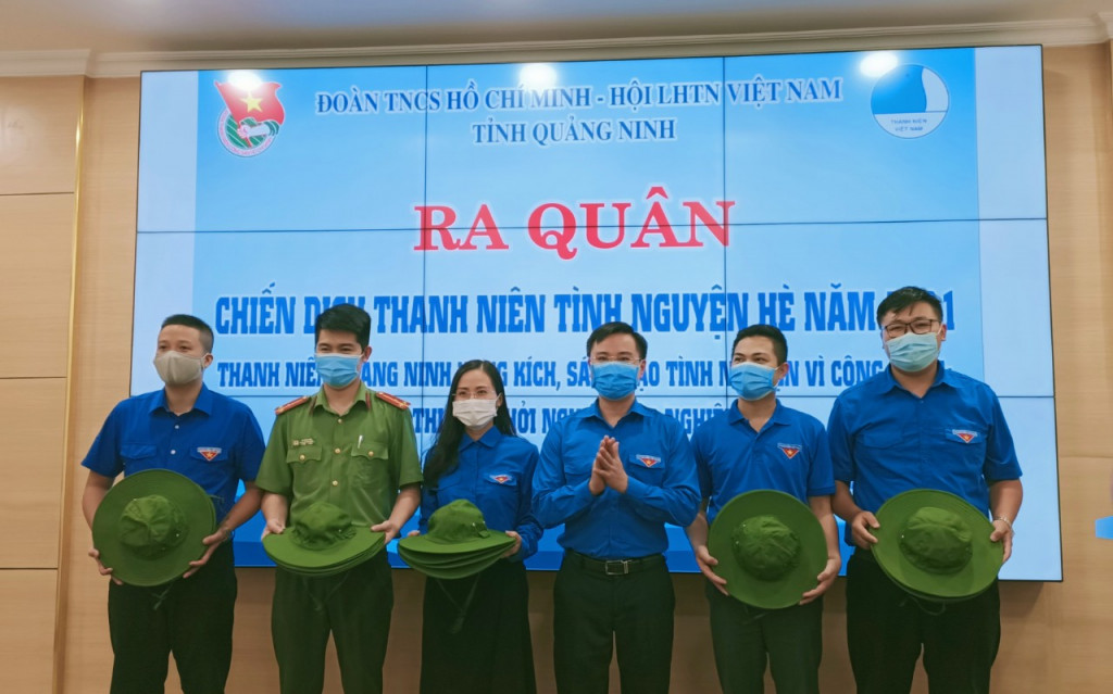 Đồng chí Hoàng Văn Hải, Bí thư Tỉnh Đoàn tặng mũ tai bèo cho đại điện các đội hình tình nguyện.