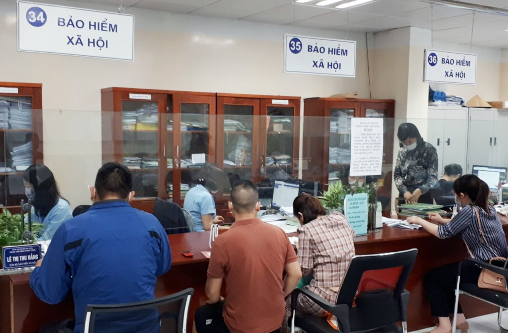 Người dân giải quyết thủ tục liên quan đến chính sách BHXH, BHYT tại Trung tâm Phục vụ Hành chính công TP Hạ Long.