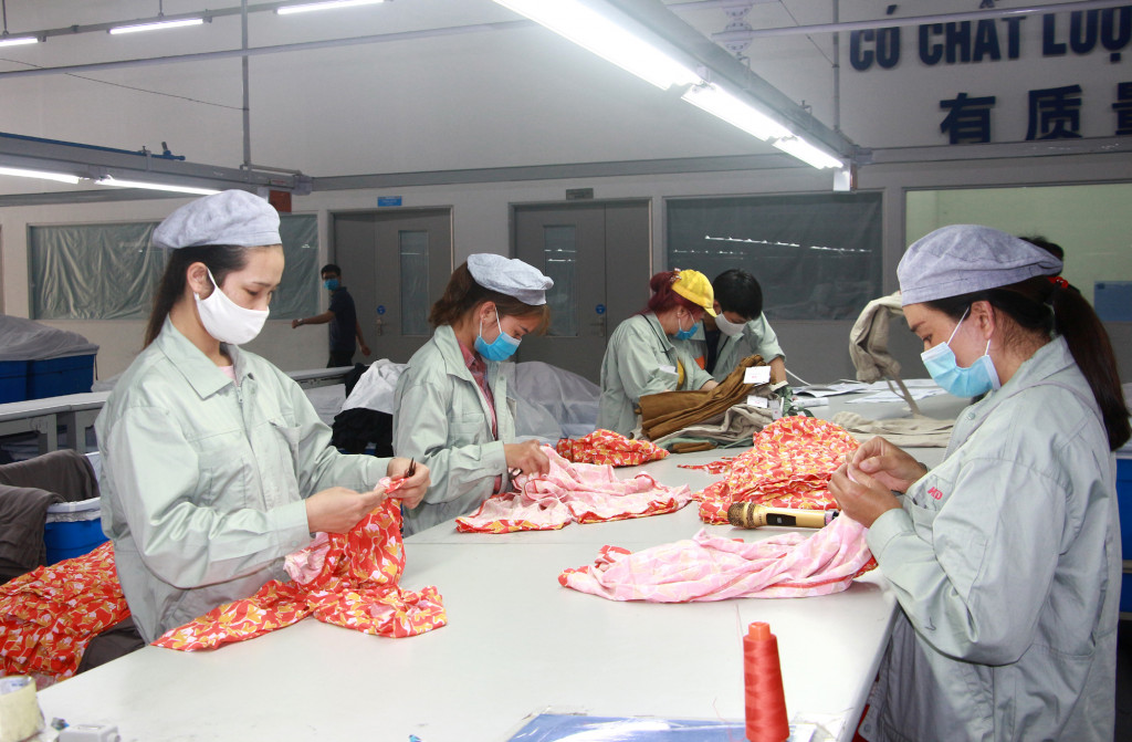 Sản xuất sản phẩm dệt may của Công ty TNHH May mặc Hoa Lợi Đạt tại KCN Cảng biển Hải Hà.