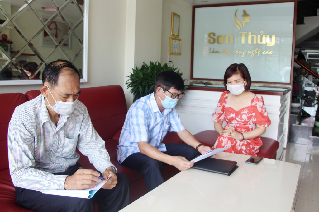 Các thành viên Tổ tự quản phòng, chống dịch Covid-19 số 8, khu 5 (phường Hồng Hải, TP Hạ Long) rà soát nhân khẩu trên địa bàn.