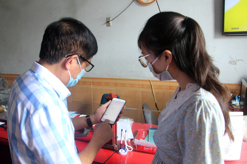 Ông Phạm Văn Nhữ, Tổ trưởng Tổ tự quản phòng, chống dịch Covid-19 số 8, khu 5 (phường Hồng Hải, TP Hạ Long) hướng dẫn người dân chủ động khai báo y tế.