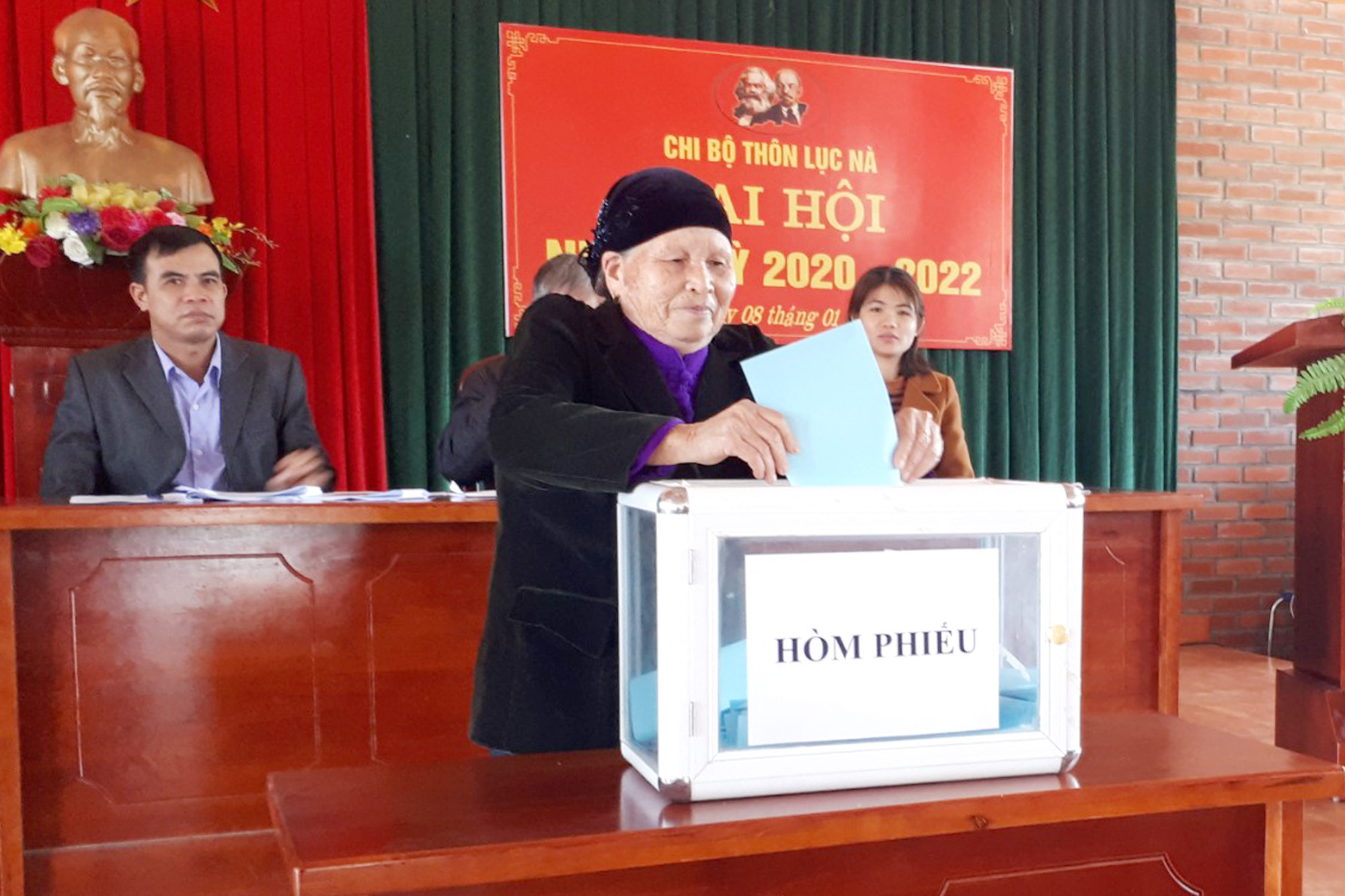 Ảnh với chú thích