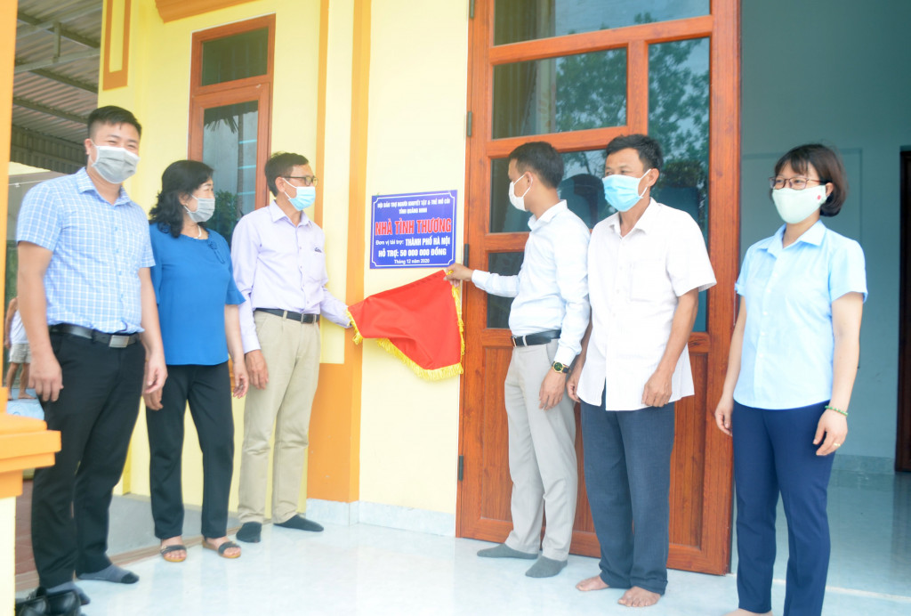 Lãnh đạo Hội Bảo trợ NKT-TMC tỉnh cùng chính quyền địa phương bàn giao nhà