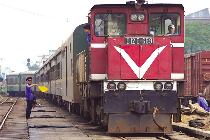 Đường sắt tiếp tục lao đao vì doanh thu sụt giảm. (Ảnh: VNR)