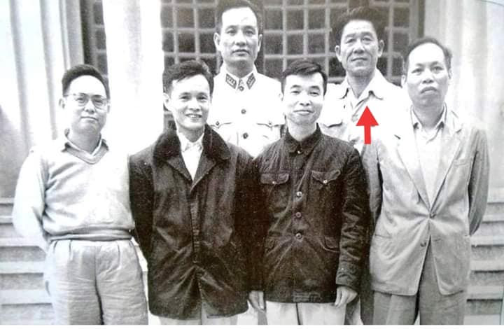 Đồng chí Hoàng Hữu Nhân (hàng sau, bên phải) cùng lãnh đạo Xứ ủy Bắc Kỳ và Đảng bộ Hà Nội chụp kỷ niệm sau Cách mạng tháng Tám 1945.