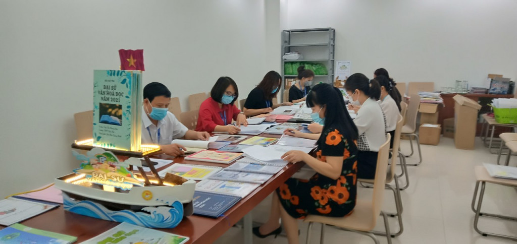 Ban Giám khảo đọc và chấm vòng sơ khảo.