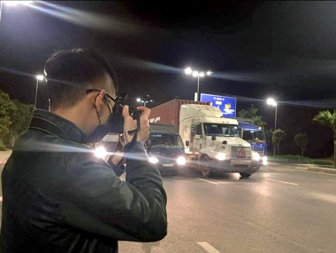 Nhà báo Đỗ Minh Hà tác nghiệp tại chốt kiểm soát người và phương tiện ra vào TP Hạ Long tại nút giao Minh Khai. Ảnh: Nhân vật cung cấp