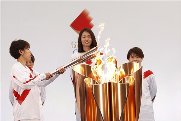 Tokyo bat dau tiem vaccine cho nhan vien va nha bao du Olympic hinh anh 1