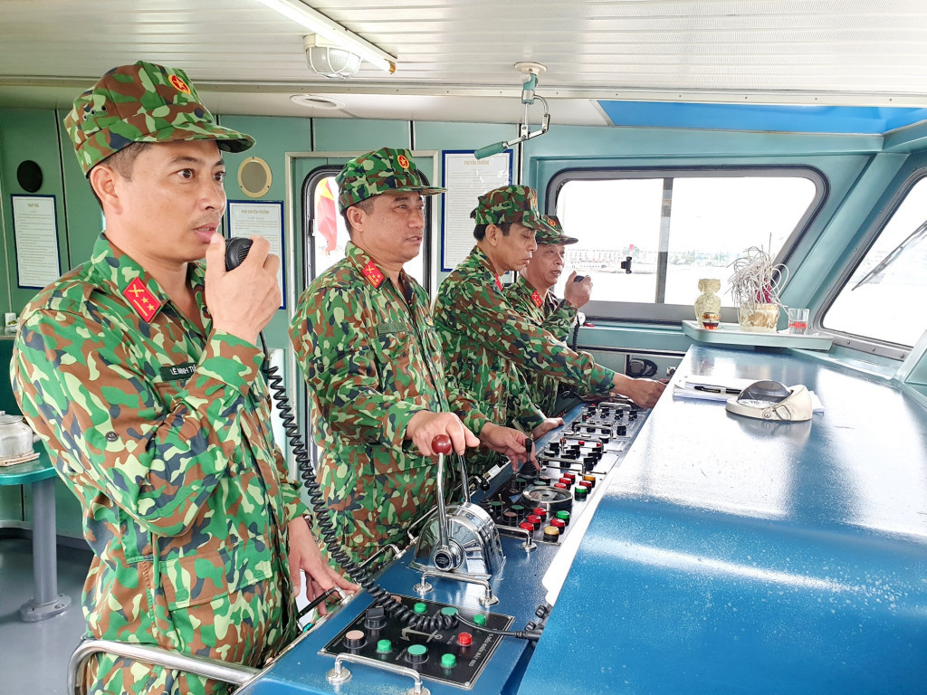 Đội trưởng Đội liên ngành thường trực CHCN trên Vịnh Hạ Long Lê Minh Tuấn (ngoài cùng bên trái) cùng các đồng đội trên tàu 14-41-89.