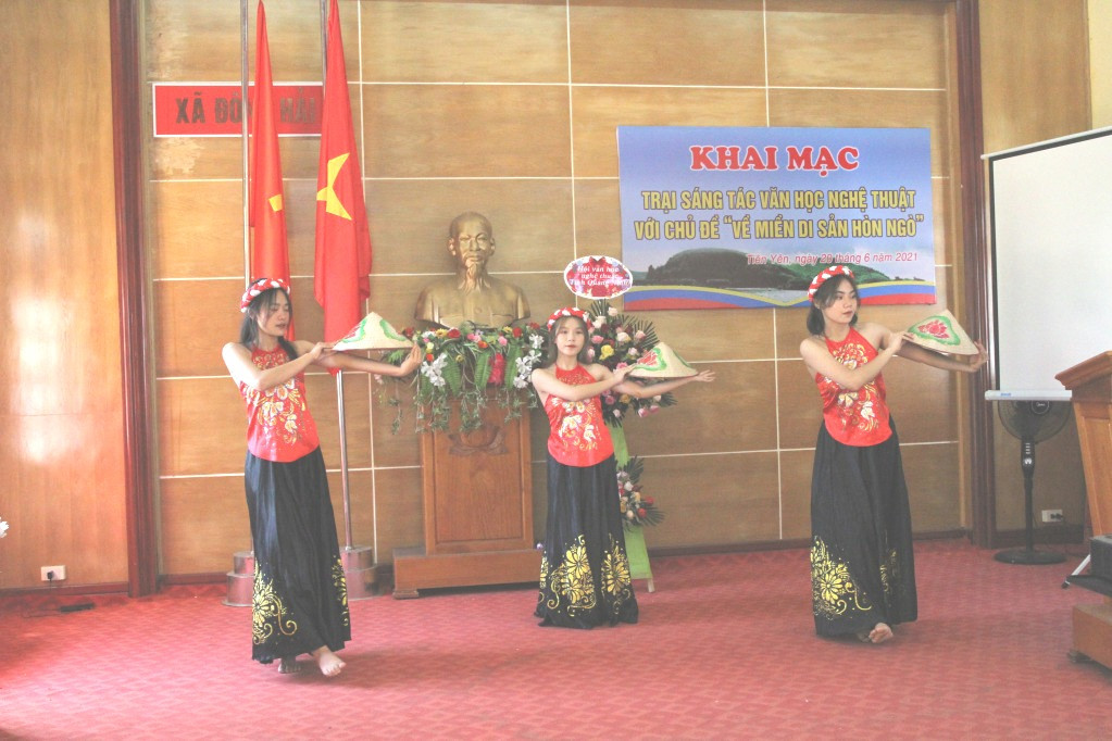 Tiết mục văn nghệ trong chương trình khai mạc trại sáng tác.