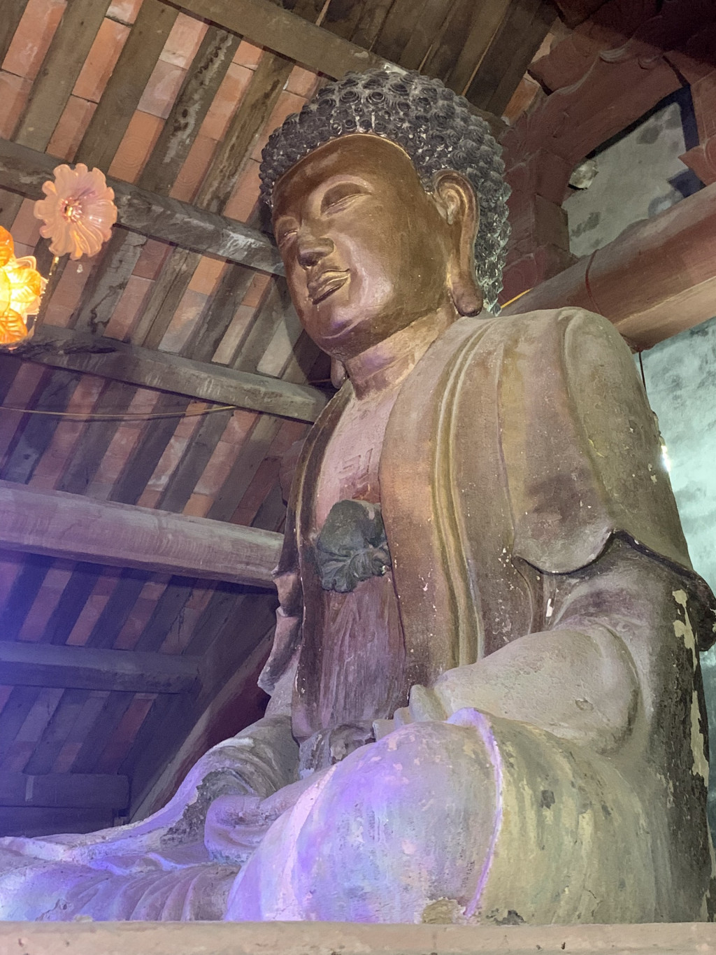 Tượng A Di Đà, một trong những pho tượng lớn nhất tại chùa Mỹ Cụ còn giữ được khá nguyên vẹn, thể hiện được thần thái, dáng vẻ linh thiêng, tôn nghiêm của Phật giáo.