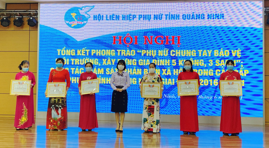 Đại điện các tập thể, cá nhân xuất sắc được nhận Bằng khen của Hội LHPN tỉnh