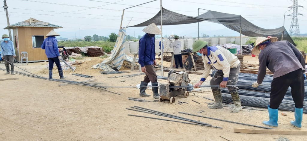 Công nhân làm việc tại dự án Đường Trung tâm
