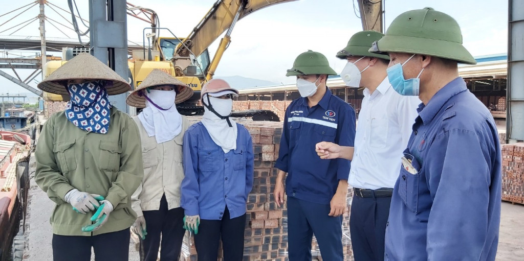 Giám đốc Công ty CP Tâm Vân Hạ Long thăm, động viên người lao động tại vị trí sản xuất.