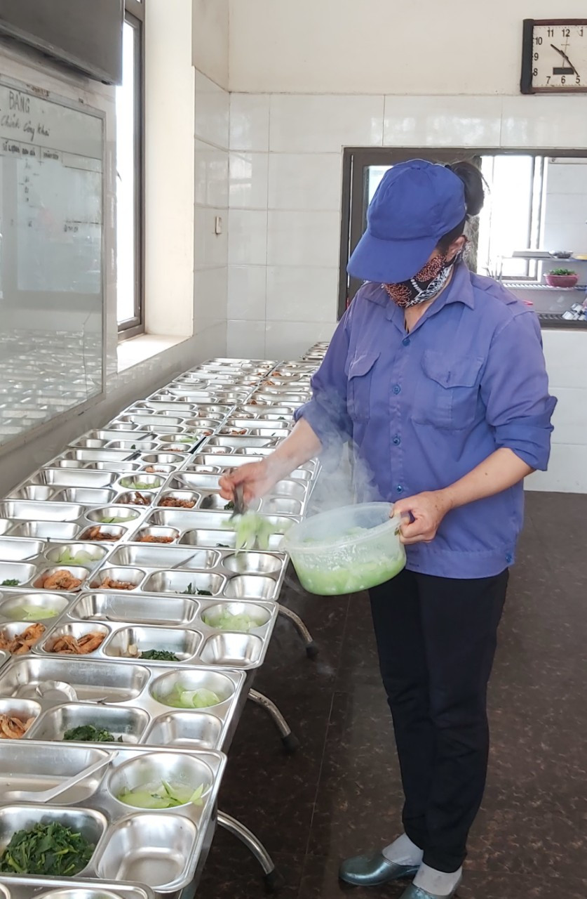 Bữa ăn ca cho CNLĐ của Công ty CP Tâm Vân đảm bảo dưỡng chất.
