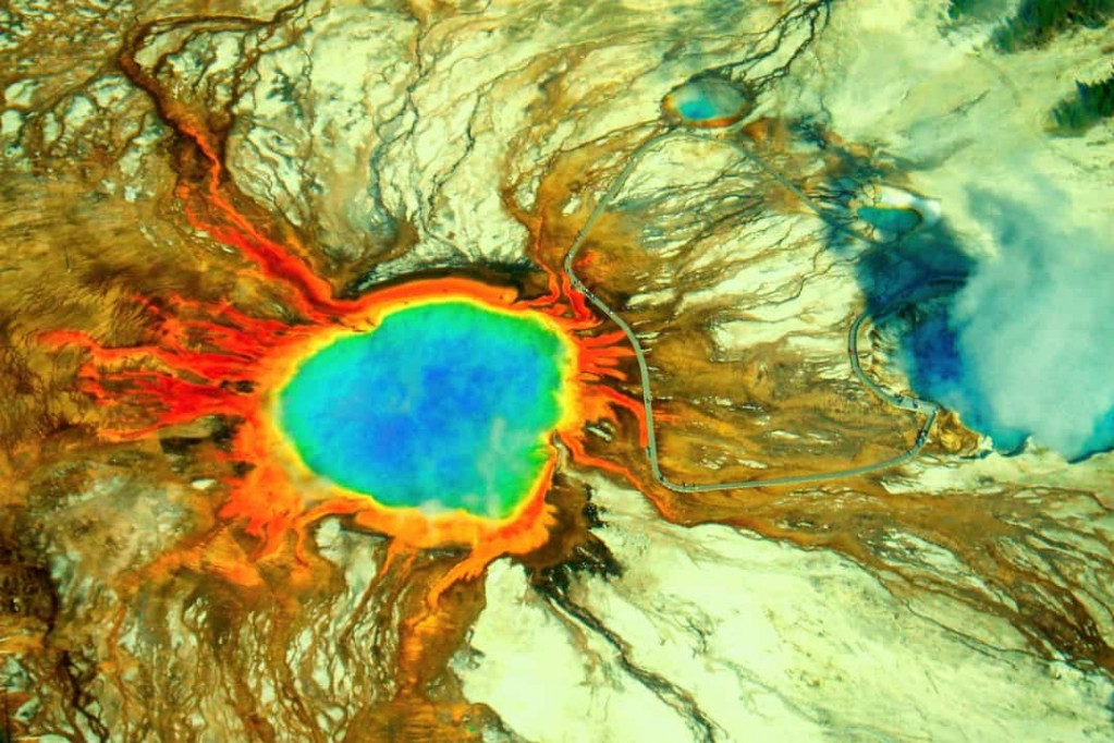 Một khung cảnh tuyệt đẹp của suối Grand Prismatic Spring rực rỡ bảy sắc cầu vồng.