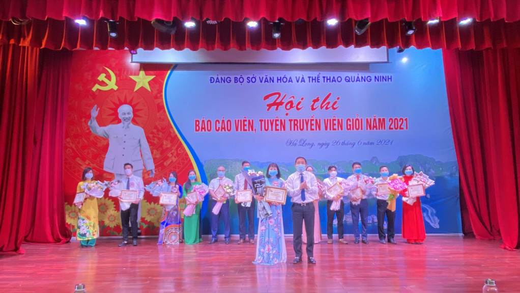 Ban Tổ chức trao giải cho các thí sinh.
