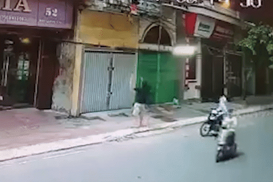 Camera ghi lại cảnh cháu bé rơi từ tầng 2. Ảnh: Cắt từ clip người dân cung cấp.