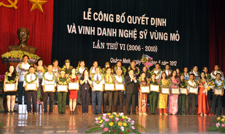 Vinh danh Nghệ sĩ Vùng mỏ đợt VI (2006-2010). Ảnh: Ngọc Mai.