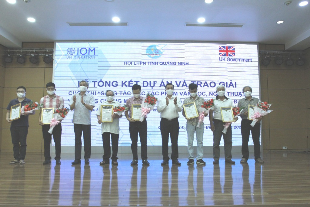 Ban Tổ chức trao giải cho các tác giả.