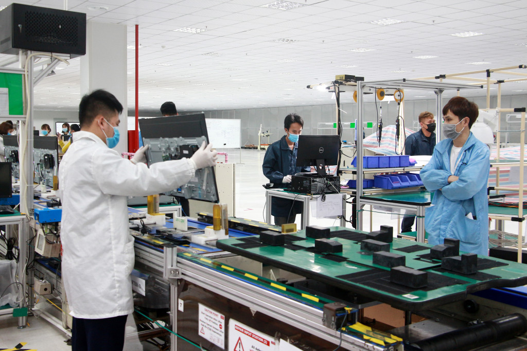 Hoạt động sản xuất thiết bị điện tử tại Nhà máy S-Việt Nam của Tập đoàn Foxconn tại KCN Đông Mai. Ảnh: Mạnh Trường