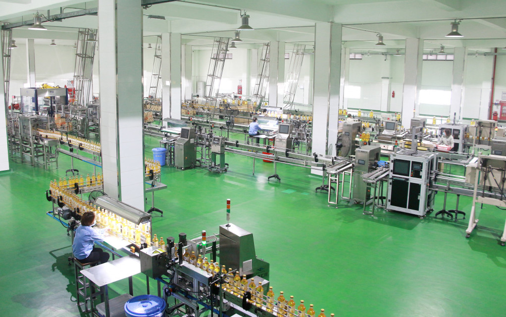 Sản xuất dầu ăn tại Công ty TNHH Dầu thực vật Cái Lân (TP Hạ Long). Ảnh: Mạnh Trường