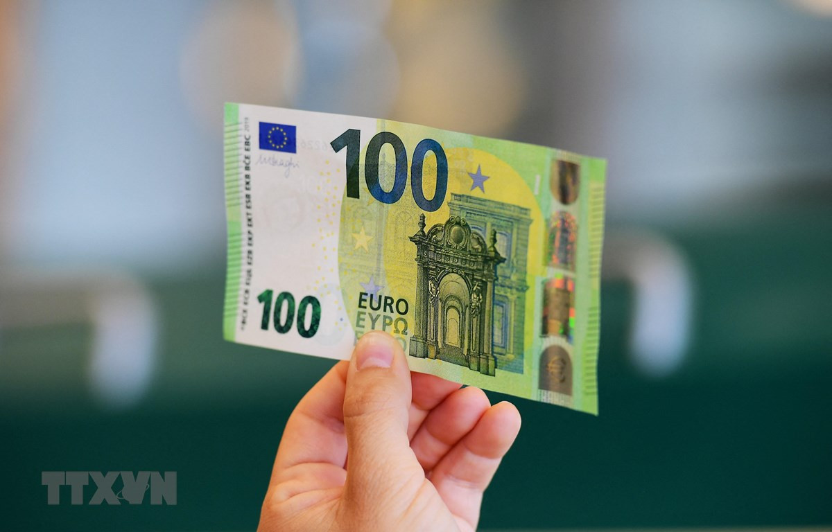 Đồng tiền mệnh giá 100 euro tại Rome, Italy. (Ảnh: AFP/TTXVN)