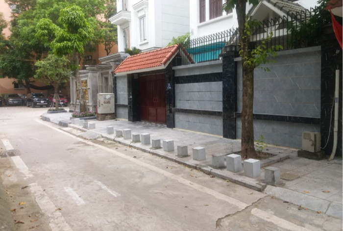 Tự ý xây cột trên vỉa hè để… ngăn đỗ xe? 1