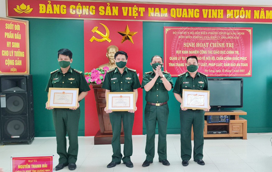 Trao giấy khen của Bộ Chỉ huy BĐBP tỉnh cho các cá nhân đạt thành tích xuất sắc tỏng công tác phòng chống dịch Covid - 19 năm 2020.
