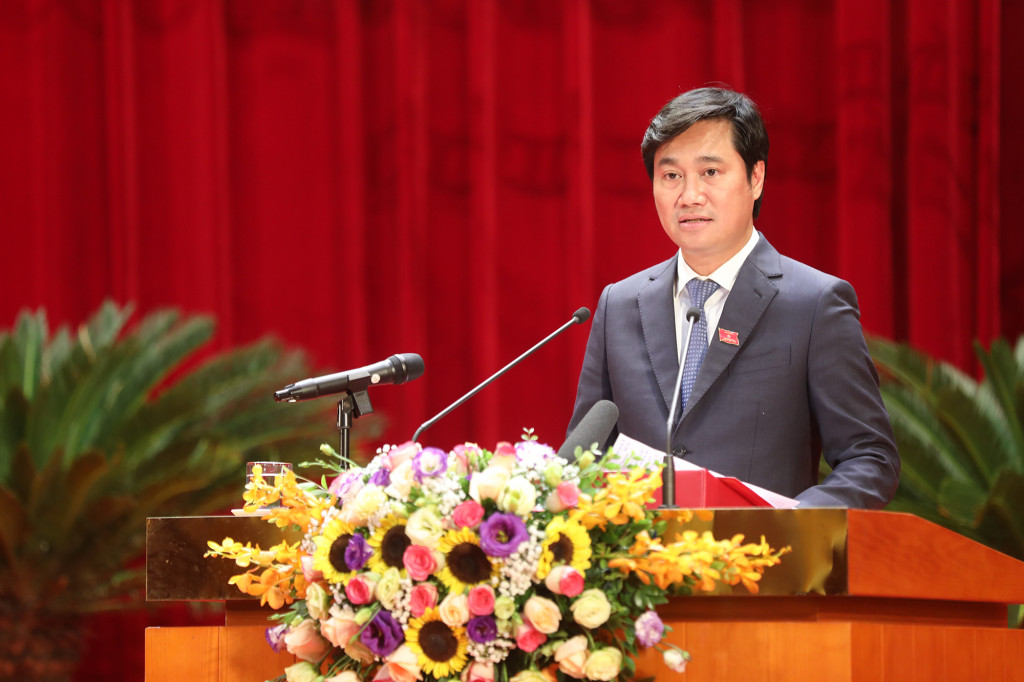Đồng chí Nguyễn Tường Văn, Phó Bí thư Tỉnh ủy, Chủ tịch UBND tỉnh báo cáo về tình hình kinh tế - xã hội và công tác chỉ đạo, điều hành của UBND tỉnh 6 tháng đầu năm, nhiệm vụ, giải pháp trọng tâm 6 tháng cuối năm 2021.