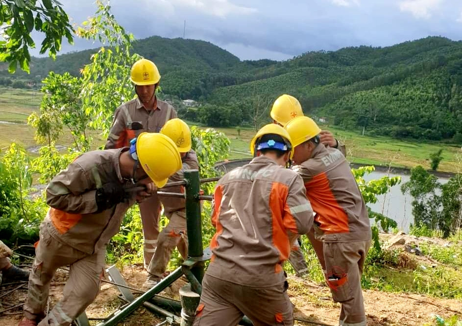 Công nhân Điện lực Vân Đồn sửa chữa sự cố điện tại xã Bản Sen, huyện Vân Đồn, tháng 6/2021.