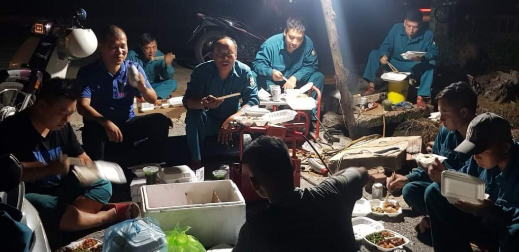 Bữa cơm vội vàng trong lúc làm nhiệm vụ của những công nhân ngành nước.