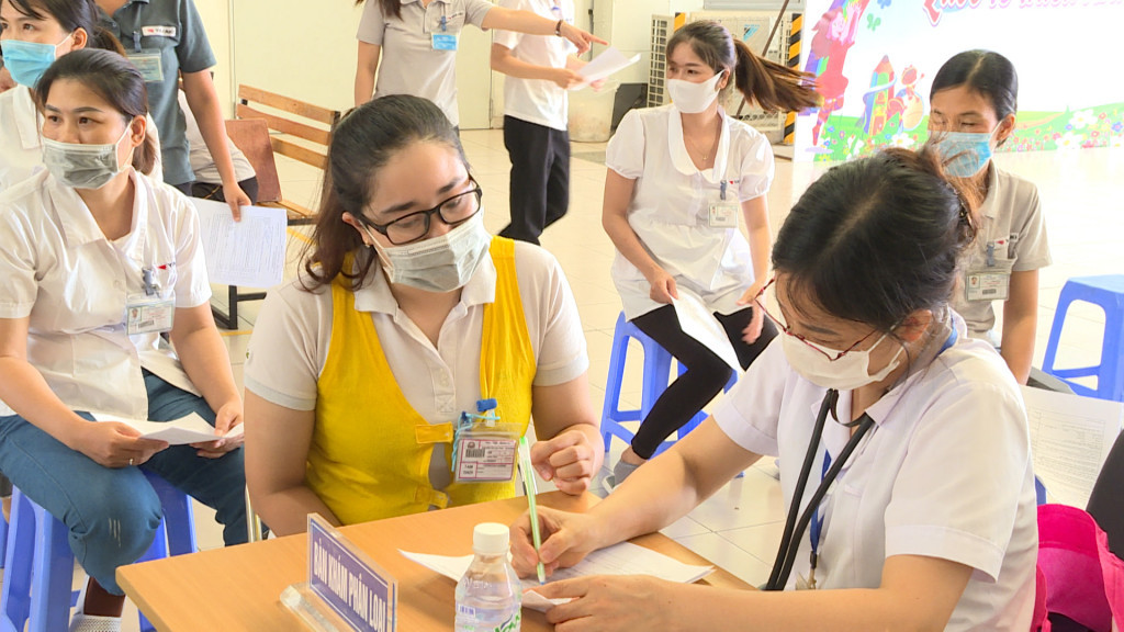 Công tác sàng lọc trước khi tiêm vắc-xin phòng Covid-19 cho công nhân KCN Đông Mai (TX Quảng Yên). Ảnh: Minh Nguyệt