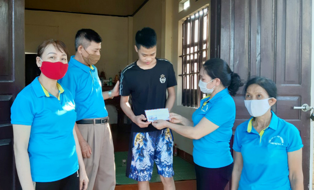 Các thành viên câu lạc bộ phụ trách mô hình