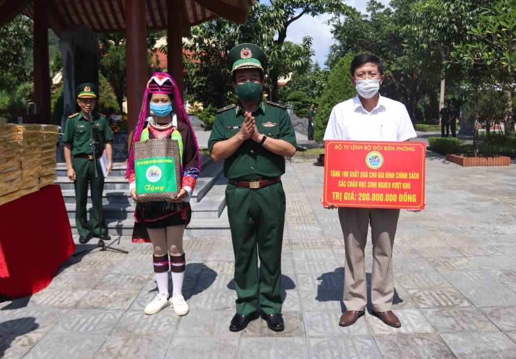 Thiếu tướng Lê Đức Thái tặng quà cho các gia đình chính sách, hộ nghèo trên địa bàn và các cháu học sinh nghèo vượt khó trên địa bàn cho đại diện chính quyền và nhân dân xã Hải Sơn, TP Móng Cái.