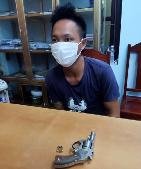 Bắt quả tang đối tượng đầu trần đi xe không biển số còn giấu súng lên đạn sẵn