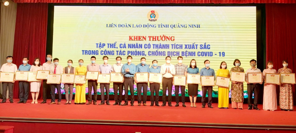 Đồng chí Ngọ Duy Hiểu, Phó Chủ tịch Tổng LĐLĐ Việt Nam; Nguyễn Văn Hồi, Trưởng Ban Dân vận, Chủ tịch Ủy ban MTTQ tỉnh trao tặng bằng khen cho các tập thể, cá nhân có thành tích