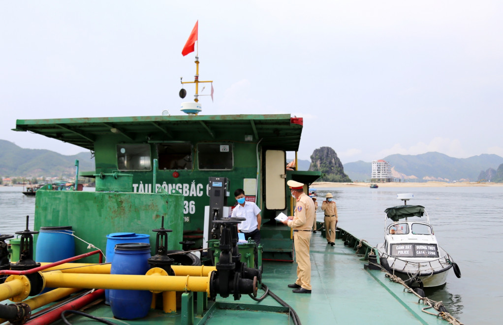 Lực lượng CSGT đường thủy Công an huyện Vân Đồn kiểm tra một phương tiện chở dầu trên tuyến luồng đường thủy nội địa.