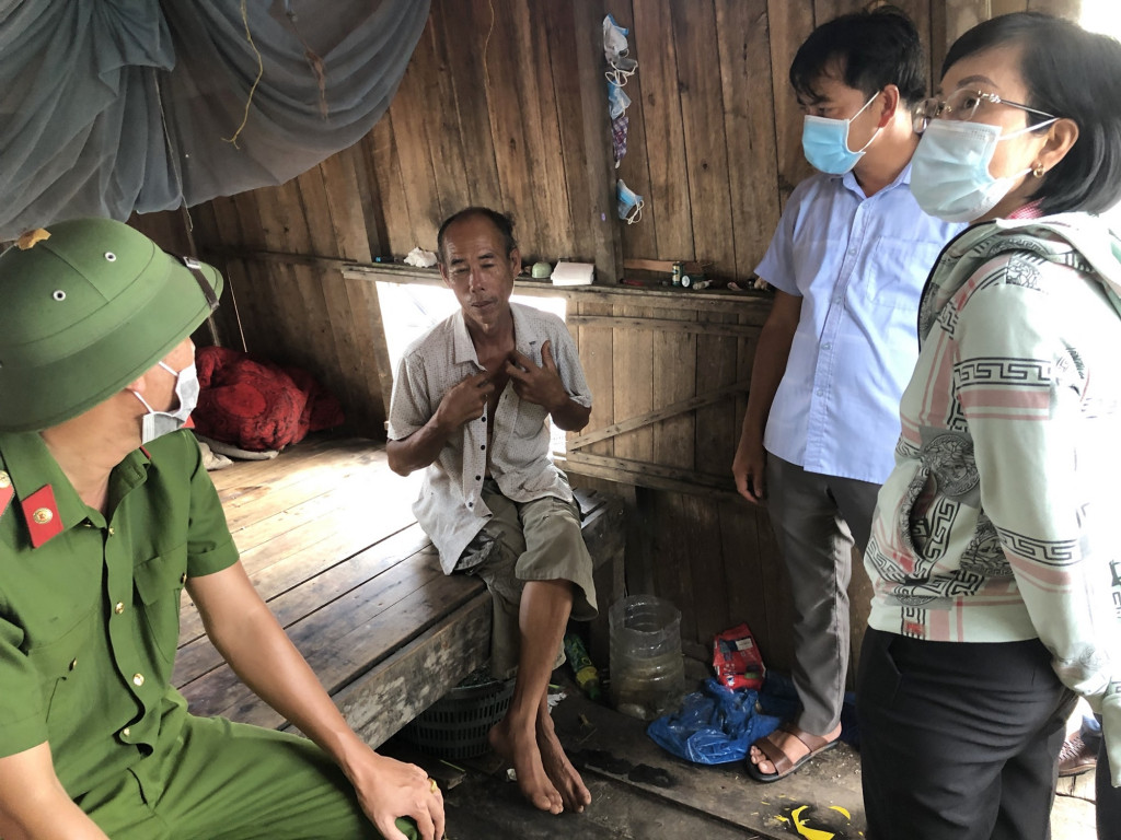 Chính quyền xã Đông Xá phối hợp với CSGT-TT Công an huyện tuyên truyền, vận động các hộ dân di chuyển lồng, bè nuôi trồng lấn chiếm luồng đường thủy nội địa.