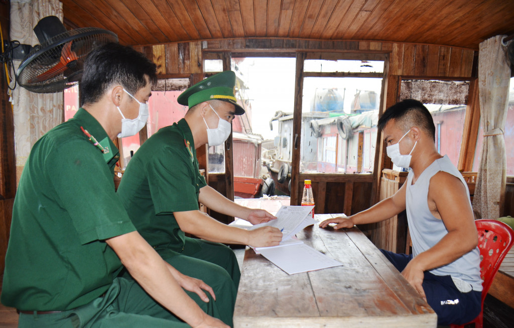 Cán bộ Đồn BPCK Cảng Cẩm Phả tuyền truyền, vận động ngư dân trên địa bàn thực hiện nghiêm các biện pháp đảm bảo an toàn khi đi biển và phòng chống dịch Covid 19.
