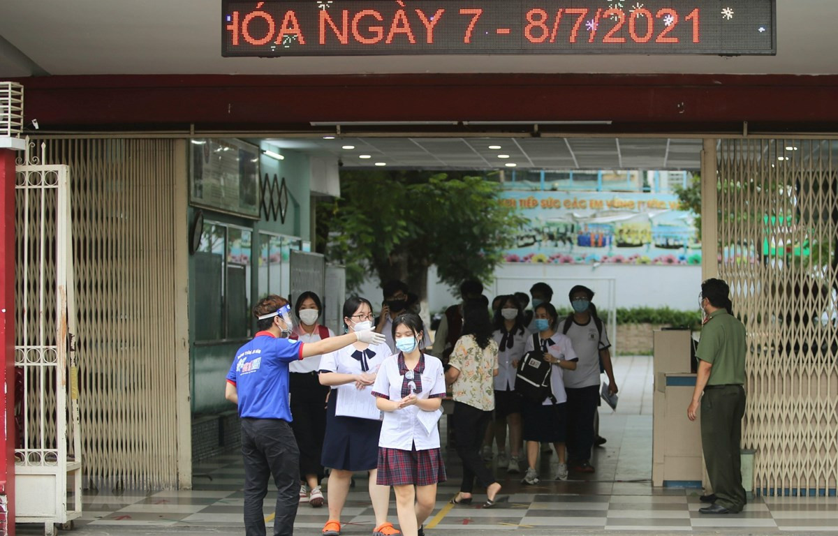 Thí sinh ra về sau khi hoàn thành bài thi Ngoại ngữ Kỳ thi tốt nghiệp THPT đợt 1 năm 2021 tại điểm thi trường trung học cơ sở Collete (quận 3). (Ảnh: Thành Chung/TTXVN)