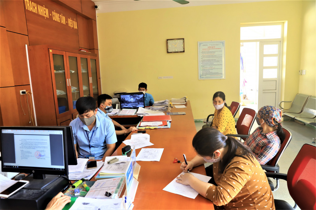 Người dân xã Lục Hồn làm thủ tục hành chính tại Bộ phận tiếp nhận và trả kết quả hiện đại của xã. Ảnh: Hoàng Gái (CTV)