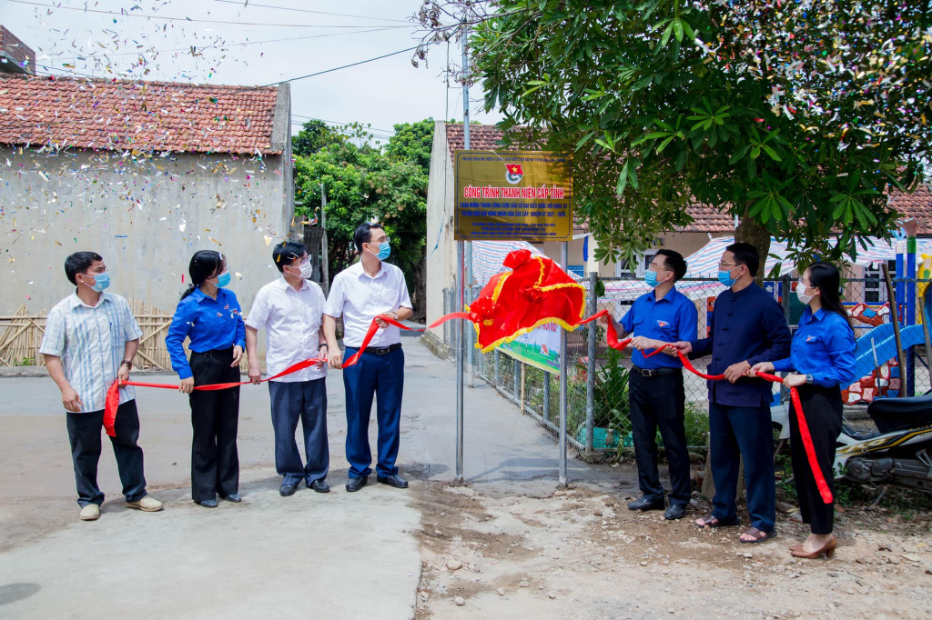 Đại diện lãnh đạo Đoàn Thanh niên Khối các cơ quan tỉnh và xã Đồng Tâm, huyện Bình Liêu ke băng khánh thành công trình đoạn đường dân sinh và sân nhà văn hóa thôn Nà Áng, xã Đồng Tâm. Ảnh: Đoàn Thanh niên Khối các cơ quan tỉnh cung cấp