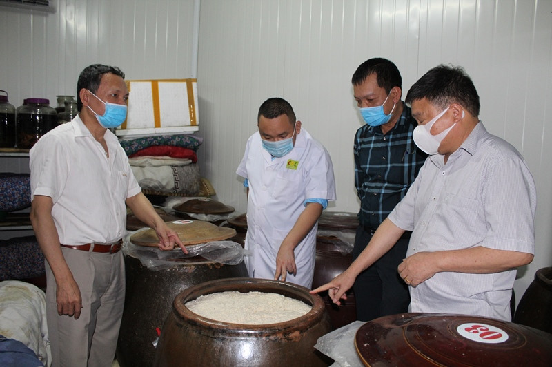 Đoàn kiểm tra liên ngành của tỉnh kiểm tra công tác đảm bảo ATTP trên địa bàn TP Móng Cái tháng 5/2021.